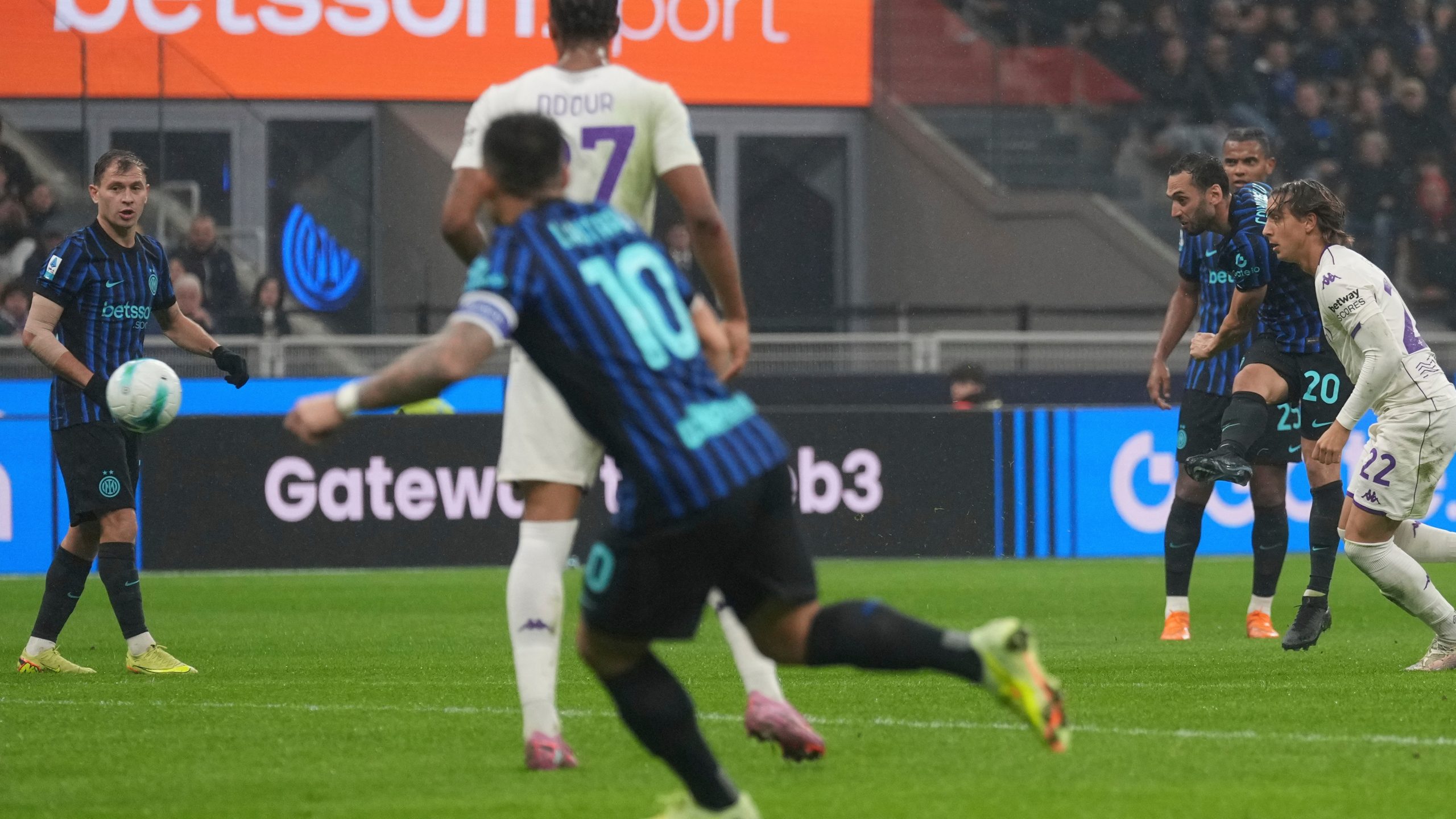 Čalhanoglu vratio Inter u ritam, Fiorentina u istorijskom padu