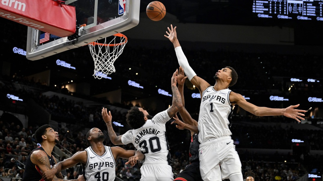 Čak i za slavni San Antonio ovo je bio prvi put: Roviti Jović gledao kako Vembanjama ulazi u istoriju