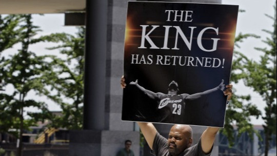 Udarci lete ka Lebronu Džejmsu: Zamislite da je Džordan najavio I’m Back da bi reklamirao bokserice