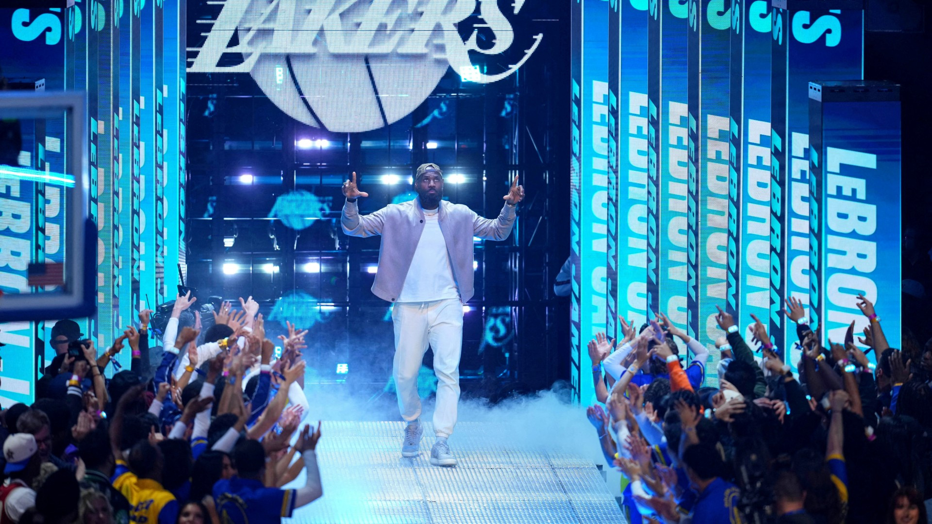 Moša! Lebron doneo odluku i zalio je konjakom — Lejkersi trljaju ruke