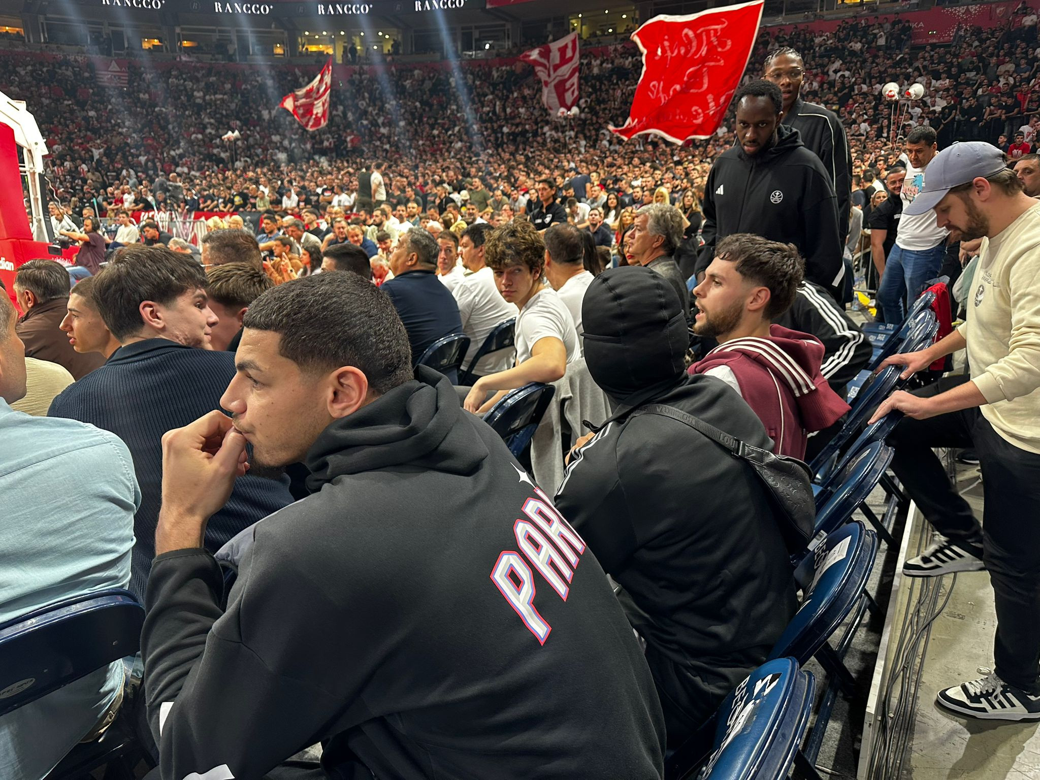 Došli da igraju protiv Partizana, pa stigli kao publika da vide Zvezdu: Hifi i družina u Areni, Đoković iz lože bodri crveno-bele