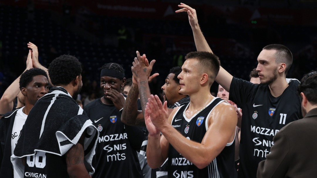 Crno-bela mašina na servisu kod Kalatesa i Fernanda