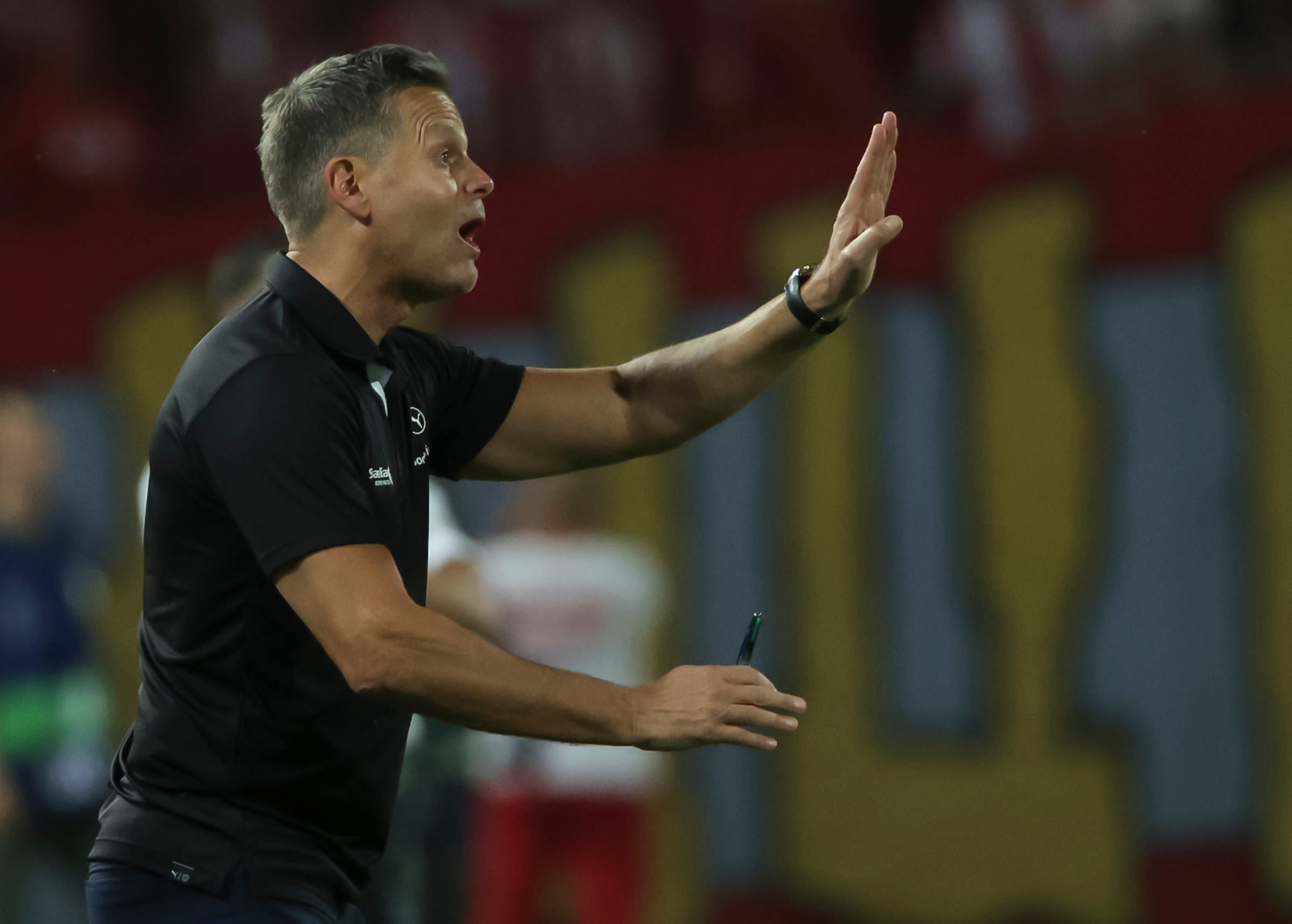 Fanatizam i renesansa… Trener Bode Glimta zbog nemoguće buke u Istanbulu nosio čepove za uši